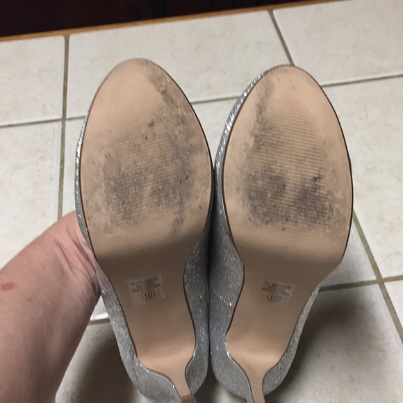✨✨REDUCED Women’s Silver Heels✨✨ - Picture 4 of 6